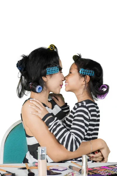 Moeder en dochter wrijven hun neus tegen elkaar — Stockfoto