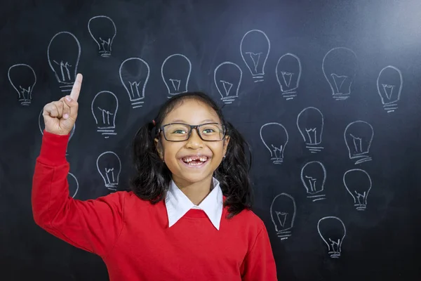 Porträt eines asiatischen Mädchens, das eine Idee verwirklicht — Stockfoto