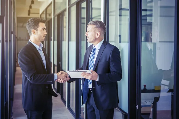 Porträtt av affärsmän som skakar hand — Stockfoto