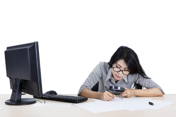 Portret van zakenvrouw die taken op papier schrijft — Stockfoto