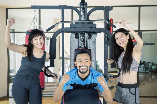 Portrait de personnes multiethniques posant dans la salle de gym — Photo