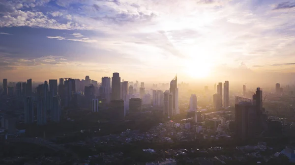 Reddish white sunrise or sunset in Jakarta city — Stock Photo, Image