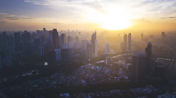 Reddish yellow sunrise in cityscape of Jakarta — Stock Photo, Image