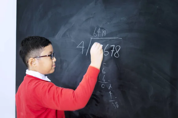 Πλευρική άποψη ενός αξιολάτρευτο αγόρι επίλυση υπολογισμούς — Φωτογραφία Αρχείου