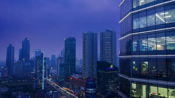 Wolkenkrabber ramen met stadsgezicht achtergrond — Stockfoto
