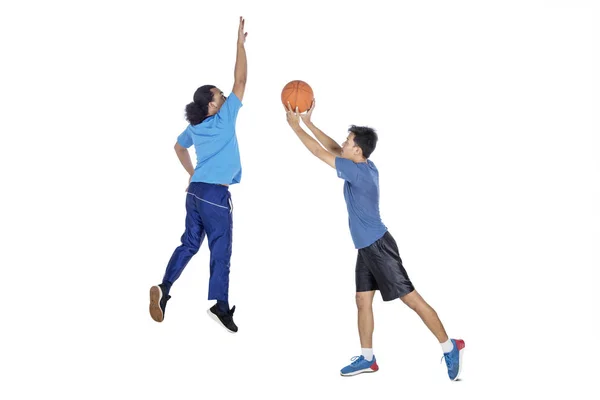 两个运动员一起打篮球 — 图库照片