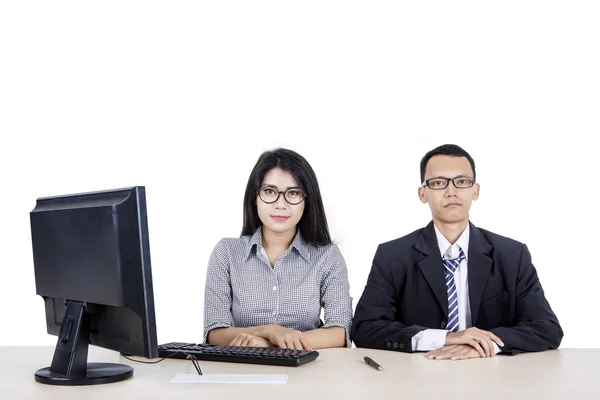 Business couple smiling at camera while working — Stock Photo, Image
