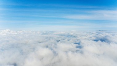 Atmosferi dolduran bulutların uçak görüntüsü
