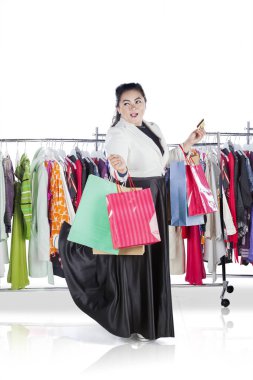 Şişman Asyalı kadın kurnazca bacağını kaldırıyor.