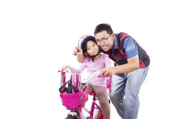 Очаровательная азиатская девушка на велосипеде со своим отцом — стоковое фото
