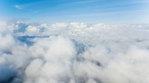 Atmosferi dolduran bulutların hava görüntüsü — Stok fotoğraf