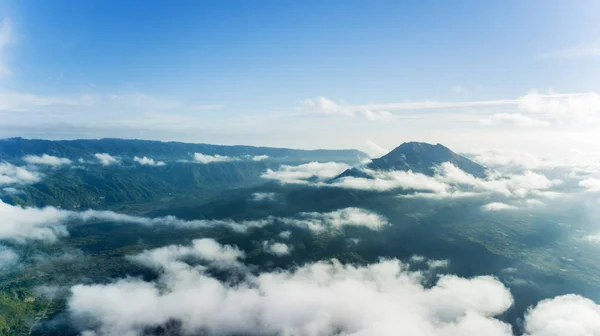 Letecký pohled na hřeben hory plný mlhy mraků — Stock fotografie