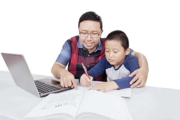 Ázsiai férfi tanítja a fiát a házi feladatára. — Stock Fotó