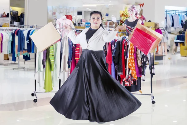 Mulher asiática dançando feliz em uma loja de roupas — Fotografia de Stock