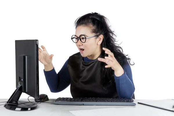 Mulher de negócios bonita irritado com seu desktop — Fotografia de Stock