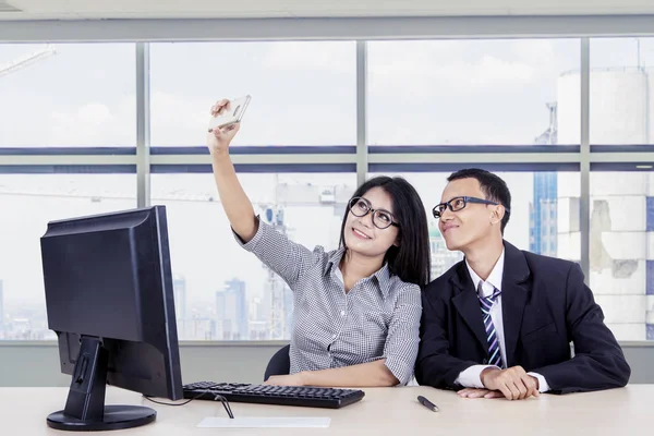 Zakelijk paar nemen van een selfie tijdens het werk — Stockfoto