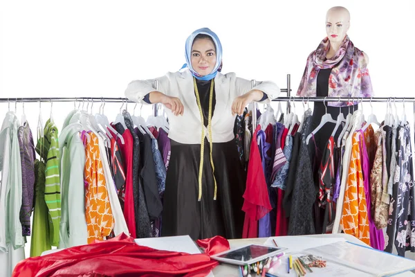 Affärskvinna ler mot kameran med sina kläder — Stockfoto