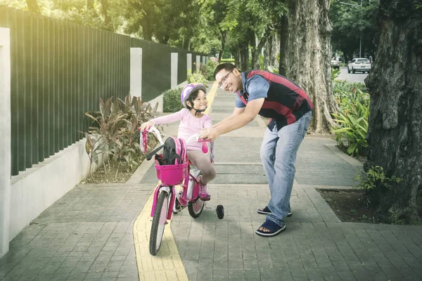 Tata towarzyszy jej dziecko do szkoły na chodniku — Zdjęcie stockowe