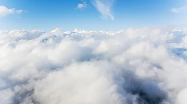 Drone weergave van wolken die de atmosfeer vullen — Stockfoto