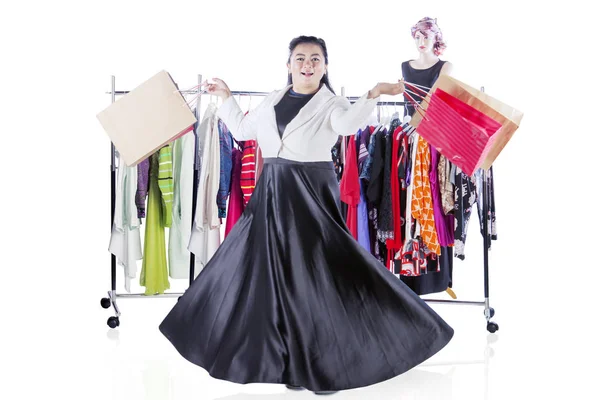 Şişman kadın dans ederken kameraya bakıyor.