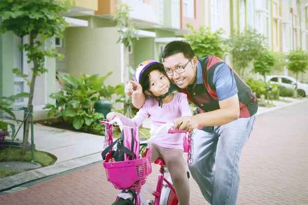 Father accompanying her daughter to school on road — 스톡 사진