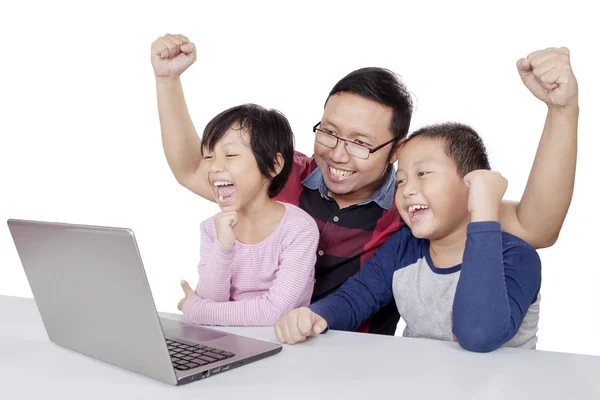 Hombre animando con sus hijos en algunos contenidos — Foto de Stock