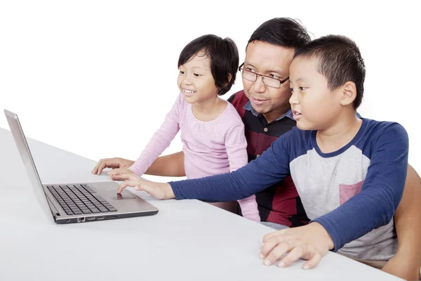 Hombre guiando a sus hijos cómo usar una computadora —  Fotos de Stock