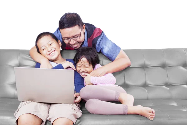 Man lacht met zijn kinderen om wat inhoud — Stockfoto