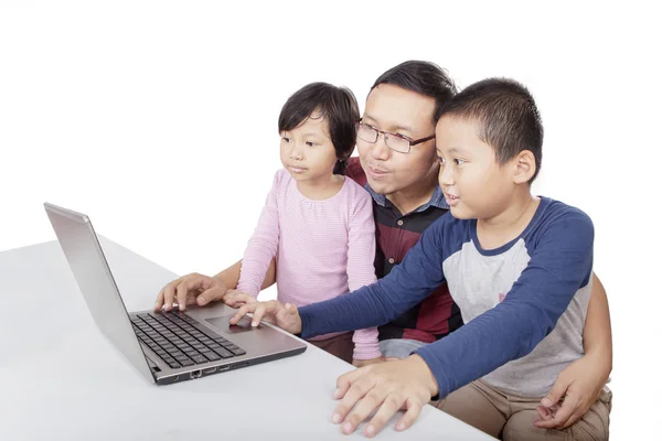 Hombre enseñando a sus hijos cómo utilizar un gadget —  Fotos de Stock