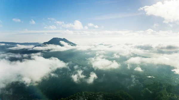 Bergkamm unter den Kumuluswolken — Stockfoto