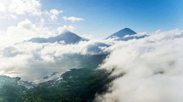 Βουνό που περιβάλλεται από σύννεφα πάνω στη λίμνη και το δάσος — Φωτογραφία Αρχείου
