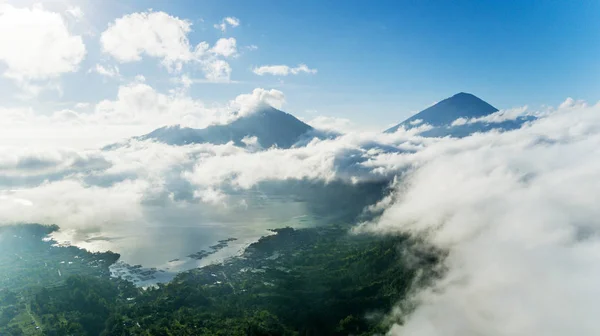 Hora obklopená mraky na jezeře a údolí — Stock fotografie