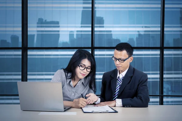 Portrait of Asian businessman guiding his employee — Stock Photo, Image