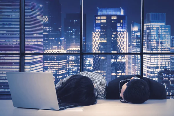 Retrato de pareja de negocios durmiendo mientras trabaja —  Fotos de Stock