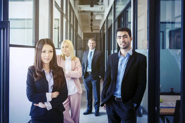 Portrait de gens d'affaires souriant à la caméra — Photo