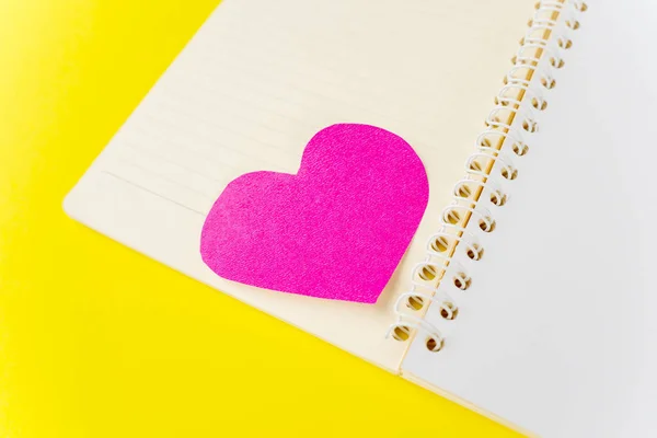 Primer plano de la tarjeta en forma de corazón en el cuaderno —  Fotos de Stock