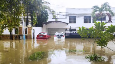 Sel Jakarta 'daki bir evi ve garajını vurdu.