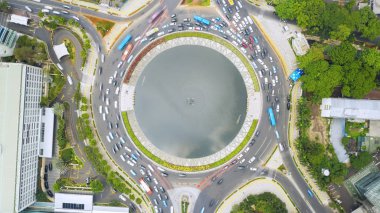 Otel Endonezya Kavşağı kalabalık araçlarla dolu.