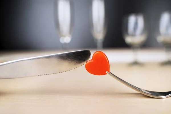 Tagliare e mangiare una caramella con forchetta e coltello — Foto Stock