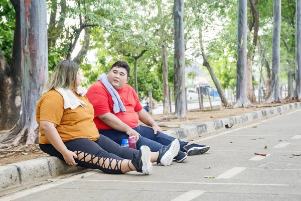 Tlustý asijské pár chatování při přestávce — Stock fotografie