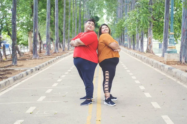 Kövér ázsiai pár pózol és egymásra néznek. — Stock Fotó