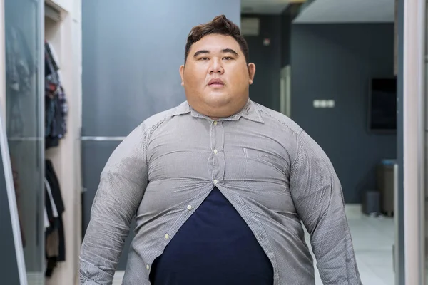 Fett asiatisk man bär tight knäppt skjorta — Stockfoto