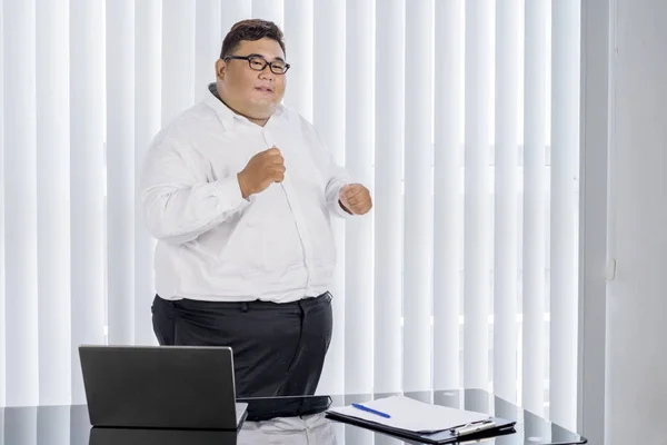 Tlustý podnikatel jásá a tancuje pro svou práci — Stock fotografie