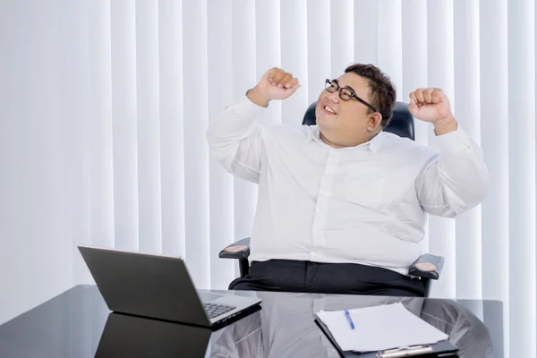 Hombre de negocios gordo animando por su trabajo terminado — Foto de Stock