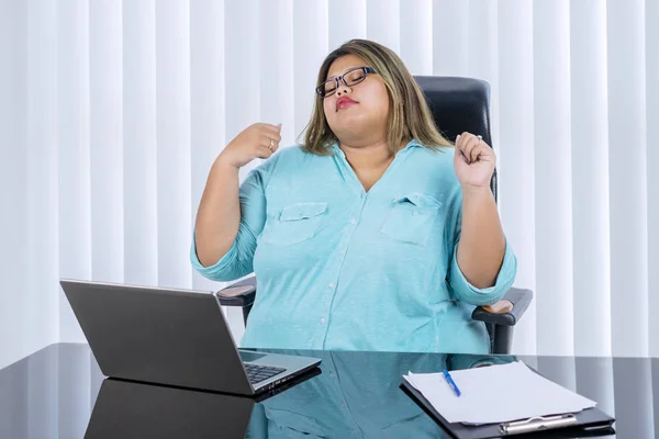 Mujer de negocios gorda animando por su trabajo terminado — Foto de Stock