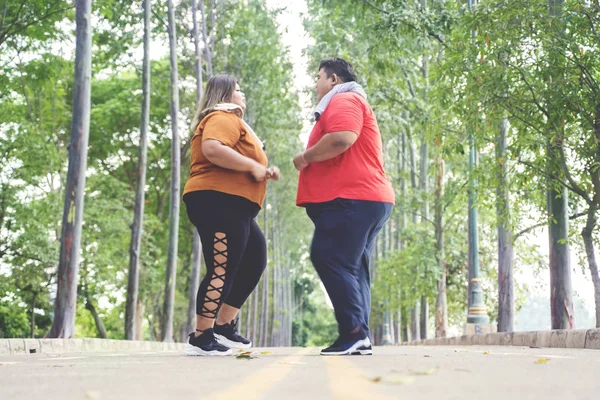 Tlustý pár se vrací při joggingu v parku — Stock fotografie