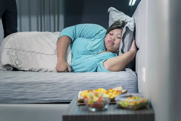 Fat woman suffering insomnia while feeling hungry — 스톡 사진