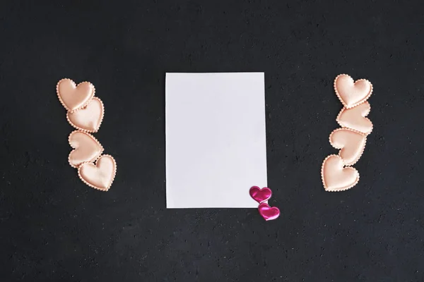 Platt läggning av en bit papper och kärlek knick knacks — Stockfoto