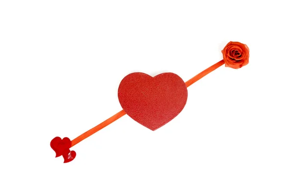 Pose plate de flèche d'amour rouge avec une rose à son bord — Photo