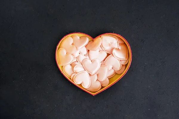 Layout piatto di ninnoli all'interno della scatola di San Valentino — Foto Stock